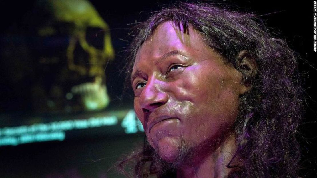 Una reconstrucción facial de un cráneo de 10.000 años de un hombre conocido como el "Cheddar Man".