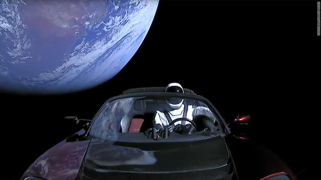 Starman viste uno de los trajes espaciales que SpaceX desarrolló para su sociedad comercial de tripulación con la NASA.