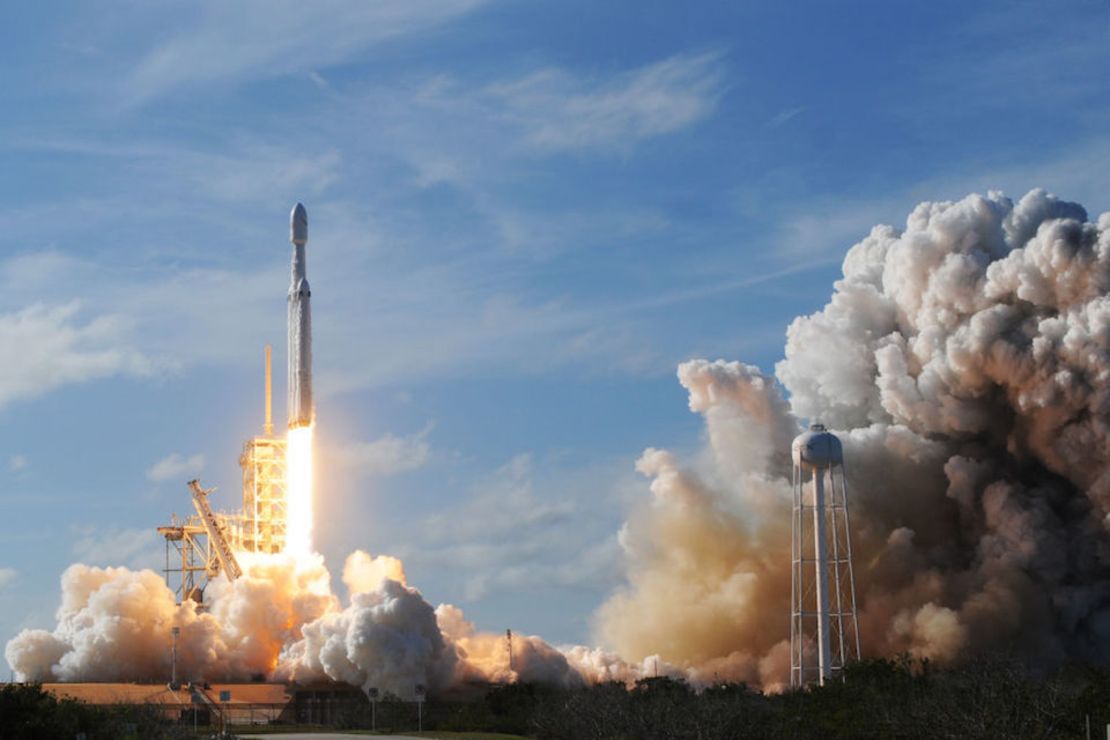 Lanzamiento inaugural del cohete Falcon Heavy de SpaceX.