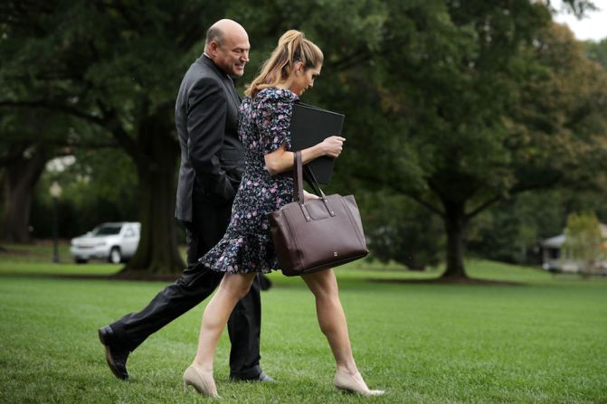 Hicks, de 29 años, nunca ha dado una entrevista en televisión y, pese a su puesto en la Casa Blanca, raramente es citada por la prensa. En la foto, Hicks junto al director del Consejo Nacional Económico Gary Cohn.