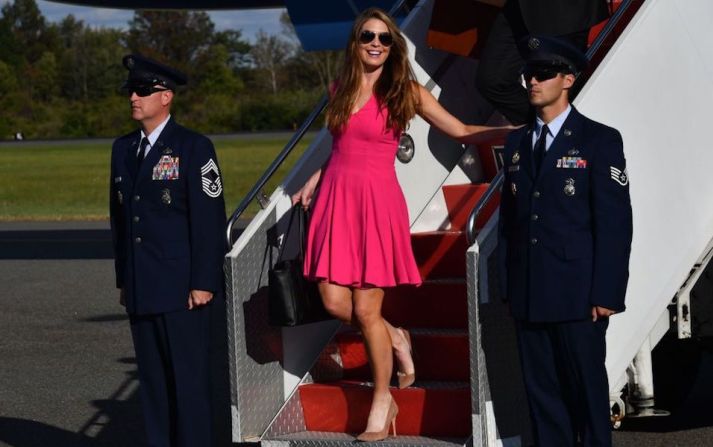 Como directora de Comunicaciones, Hicks trabajaba tras bambalinas en la Casa Blanca, guiando la cobertura de prensa y facilitando algunas de las entrevistas con el presidente. En la imagen, Hicks desciende del Air Force One en Morristown, Nueva Jersey.