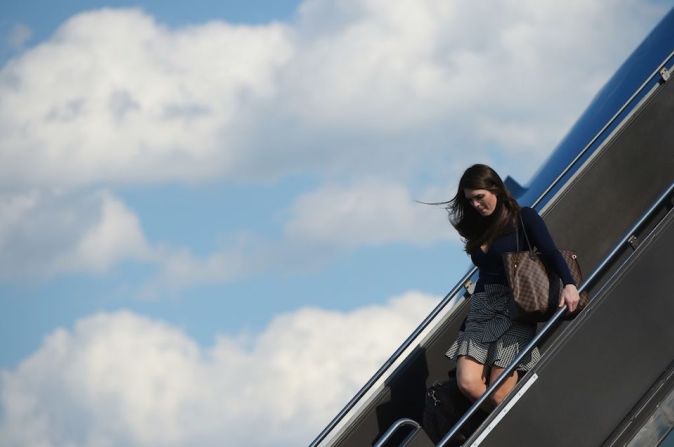 Hicks solía ser vista yendo y viniendo en los viajes de Trump, pero nunca ha sido escuchada. La mayoría de los estadounidenses nunca ha oído su voz. Aquí, bajando del Air Force One en el aeropuerto de Newark, Nueva Jersey, el 9 de junio de 2017.