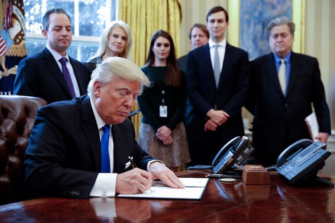 Trump la conoció a través de su trabajo de relaciones públicas y otros proyectos para Ivanka Trump. En la foto, el presidente Trump firma una orden ejecutiva mientras su equipo lo observa, entre ellos Hicks.