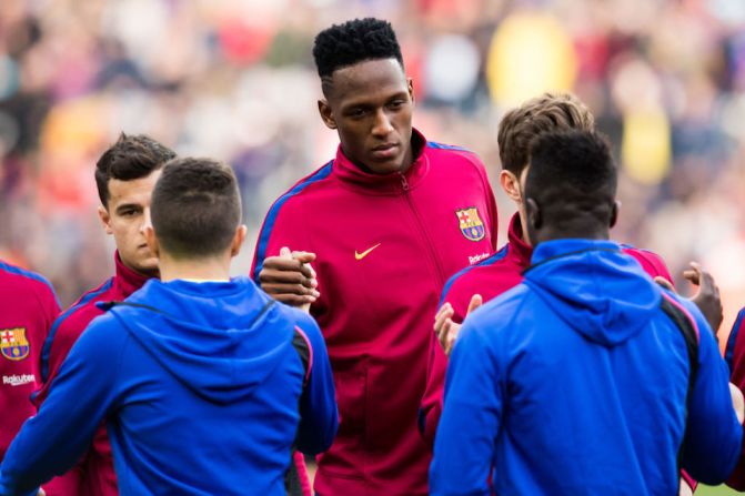 El defensa colombiano Yerry Mina jugó este domingo su primer partido como titular en su nuevo equipo, el Barcelona de España.