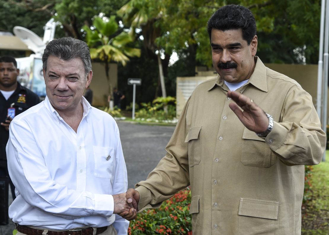 El presidente de Colombia, Juan Manuel Santos, y su par venezolano, Nicolás Maduro, juntos en una foto tomada el 11 de agosto de 2016 en Puerto Ordaz, unos 650 kilómetros al sureste de Caracas.