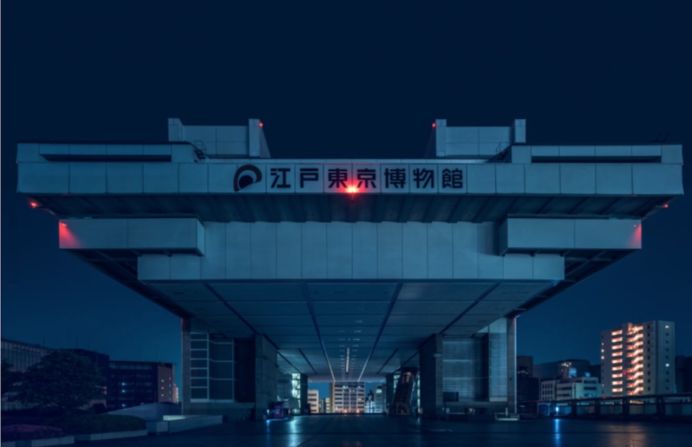 Inspirada por las películas Neon-noir como ‘Blade Runner’ y ‘Drive’, el fotógrafo australiano Tom Blachford ofrece impresionantes imágenes de Tokio de noche en su serie ‘Nohon Noir’. Est es el Museo Edo-Tokio, que cuenta la historia de la ciudad durante el periodo Edo (1603-1868) y fue completado en 1993. “Un panorama más amplio con mi lente muestra toda la fachada del edificio y a través de él masivo el horizonte”, dice Blachford.