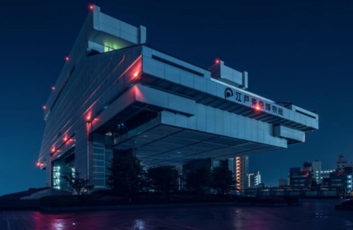 Un lado del edificio, que fue diseñado por Kiyunori Kikutake. “El soporte voladizo simétrico fue inspirado en un almacén tradicional del periodo Edo. Desde este ángulo creo que luce como un bulldog robótico y como si estuviera a punto de alejarse o de repente volar al cielo. Al llegar al sitio, nos sorprendió no encontrar absolutamente ninguna iluminación externa a excepción de las luces de advertencia parpadeantes que se suman a su estética alienígena", dice Blachford.