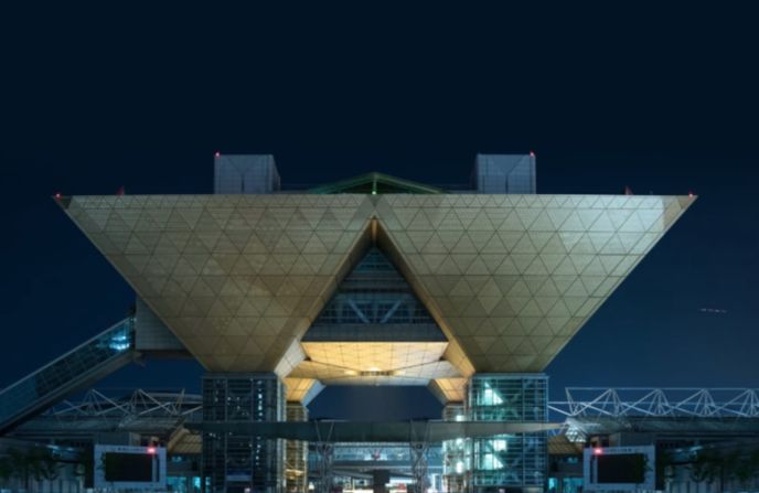 El complejo Tokyo Big Sight es el centro de exposiciones más grande de la ciudad, ubicado en el paseo marítimo de la bahía de Tokio y diseñado por ASX Satow. Se abrió en 1996. “Elegí este edificio por su parecido con el cuartel general de Tyrell Corporation de 'Blade Runner' y me enamoré de su diseño repetitivo de triángulos. Fue uno de los pocos sitios en los que un chico de seguridad nos interrogó, y luego se inclinó profundamente y ofreció sus disculpas y nos pidió que siguiéramos adelante”, dice Blachford.