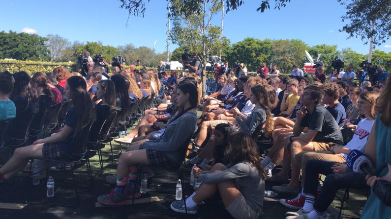 Una multitud de personas asistió a la vigilia por las víctimas de Marjory Stoneman Douglas.