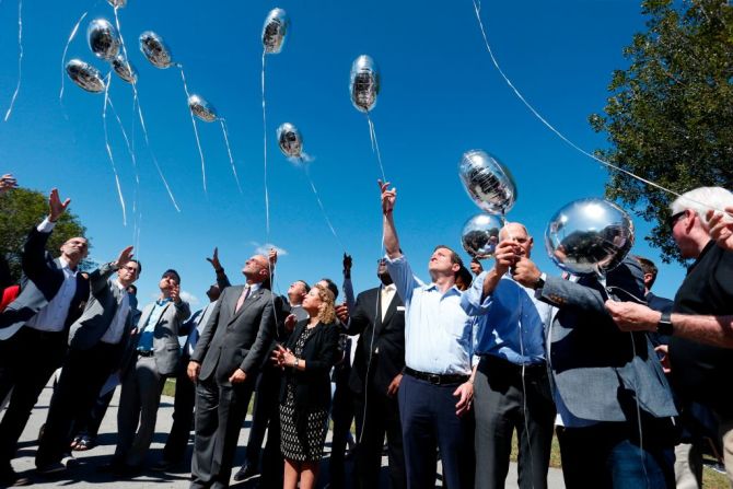 Funcionarios estatales y locales lanzaron globos en honor a las víctimas durante una oración en la vigilia por la secundaria Marjory Stoneman Douglas en la iglesia Parkridge en Coral Springs, Florida.