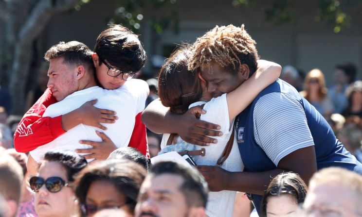 El tiroteo masivo dejó 17 muertos: doce de ellos se encontraban dentro de las instalaciones de la escuela, dos afuera, una en una calle cercana al colegio y dos más perdieron su vida en el hospital. 14 personas permanecían hospitalizadas un día después de la masacre.