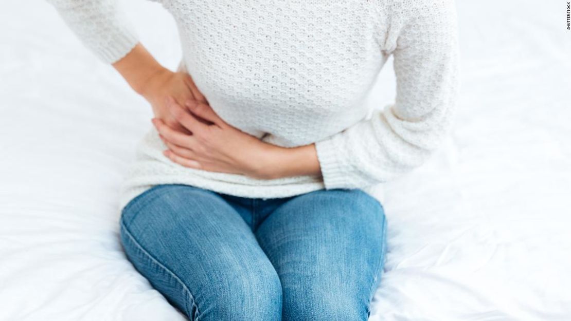 Mujer con dolor en el riñón.