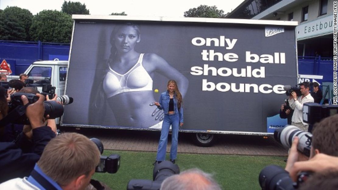 Una de las campañas de publicidad más memorables para Kournikova fue la que realizó para Berlei y sus sostenes que absorben el impacto.