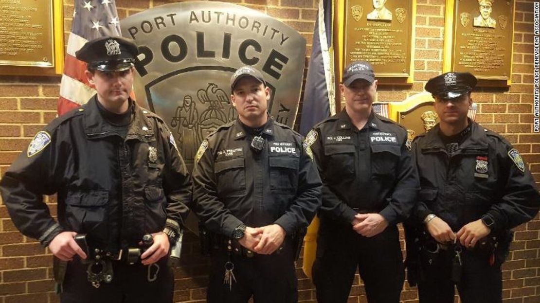 Los policías, ahora considerados verdaderos héroes, posan para una foto. De izquierda a derecha, Sean Gallagher, Drew M. Preston, John "Jack" F. Collins y Anthony Manfredini.