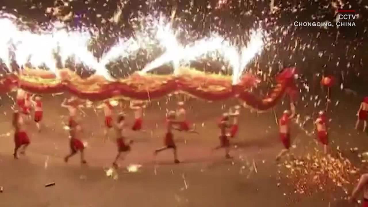 En China bailan bajo lluvia de hierro fundido para pedir alimentos