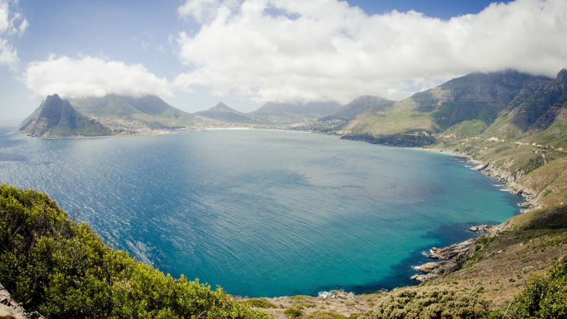 Chapman's Peak Drive: esta sinuosa ruta bordeada de acantilados es parte de los anuncios de los automóviles: una delgada cinta de asfalto que se aferra al borde de la montaña, con una gran caída hacia el océano.