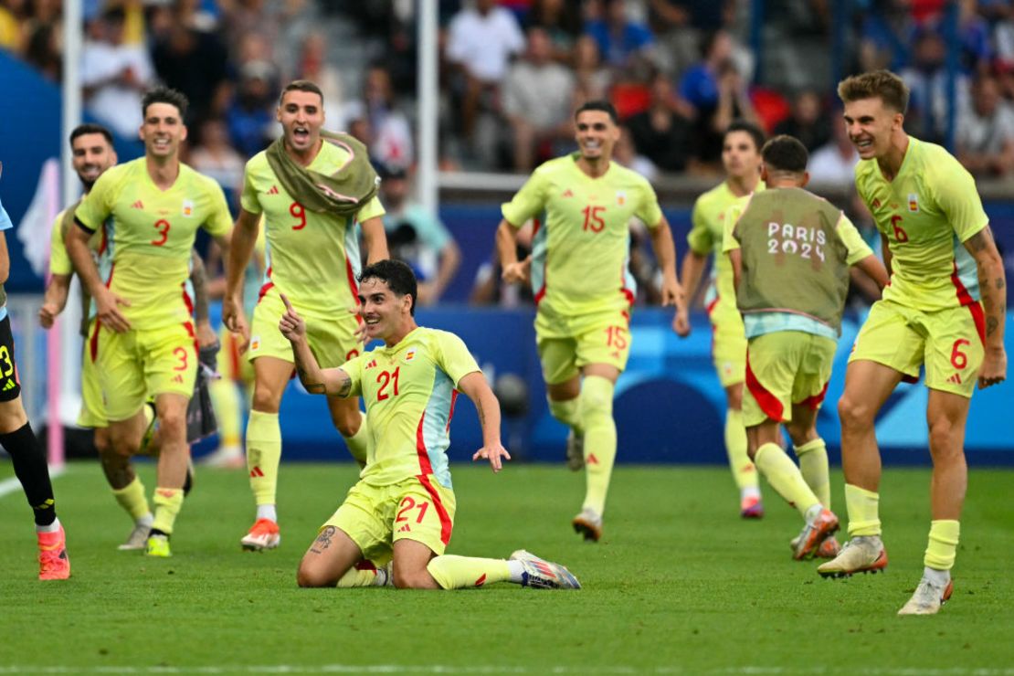 El delantero español Sergio Camello celebra marcar el cuarto gol de su equipo en el tiempo extra del partido de fútbol final por la medalla de oro masculina entre Francia y España durante los Juegos Olímpicos de París 2024 en el Parc des Princes de París el 9 de agosto de 2024.