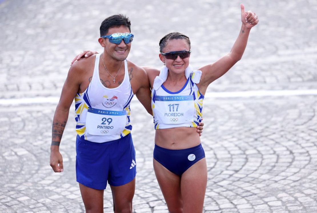 Brian Daniel Pintado y Glenda Morejón del equipo Ecuador celebran después de cruzar la línea de meta durante la carrera de relevos de maratón mixto el día 12 de los Juegos Olímpicos París 2024 en el Stade de France el 7 de agosto de 2024 en París. Francia.