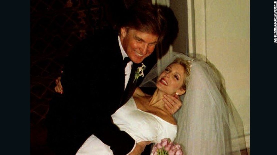 Donald Trump inclina sobre su brazo a Marla Maples después de que la pareja se casara en una ceremonia privada en medio de fuertes medidas de seguridad en el Plaza Hotel el 20 de diciembre de 1993, tras un noviazgo de seis años.