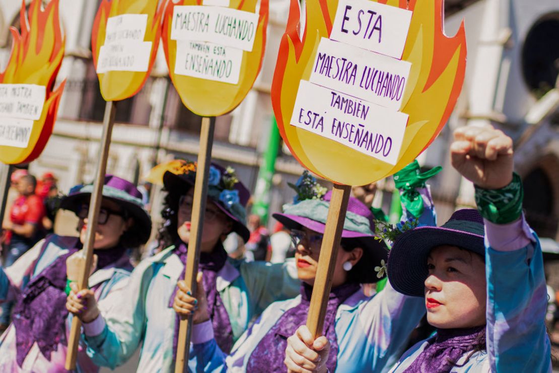 Maestras asisten a una protesta contra los recortes propuestos por el Gobierno a la educación pública en San José, Costa Rica, el 28 de agosto 2024.