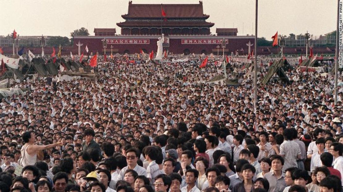 Cientos de miles de chinos reunidos el 2 de junio de 1989 en la Plaza Tiananmén alrededor de la estatua de 10 metros de la Diosa de la Democracia, pidiendo democracia a pesar de la ley marcial en Beijing.