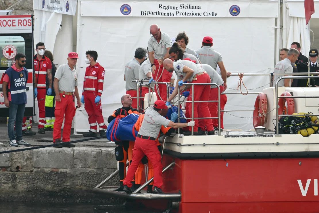 Los rescatistas cargan un cuerpo después de que los buzos regresaran al puerto de Porticello, cerca de Palermo, tres días después de que se hundiera el yate de lujo Bayesian, de bandera británica.