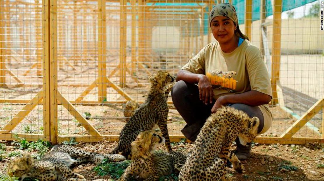 La estudiante de veterinaria Neju Jimmy vive en el refugio y es la principal cuidadora de los guepardos rescatados.