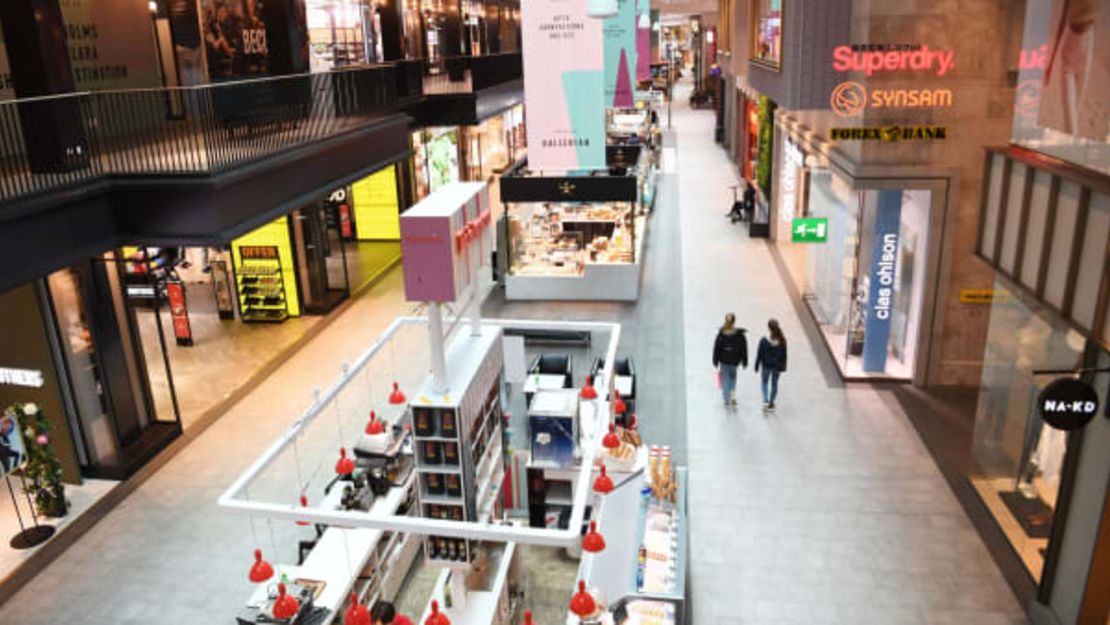 Este centro comercia en el centro de Estocolmo, Suecia, estaba casi desierto el 17 de marzo.