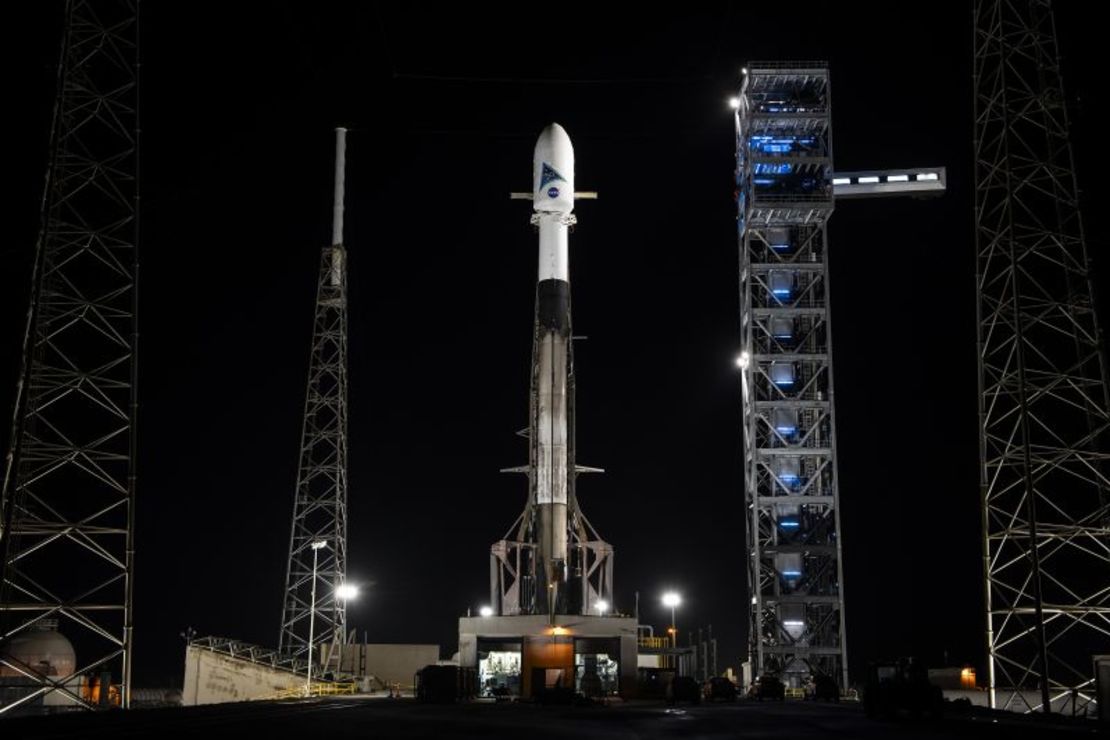 La nave espacial PACE de la NASA se ve encapsulada sobre un cohete Falcon 9 en la plataforma de lanzamiento de la Estación de la Fuerza Espacial de Cabo Cañaveral en Florida el 5 de febrero.