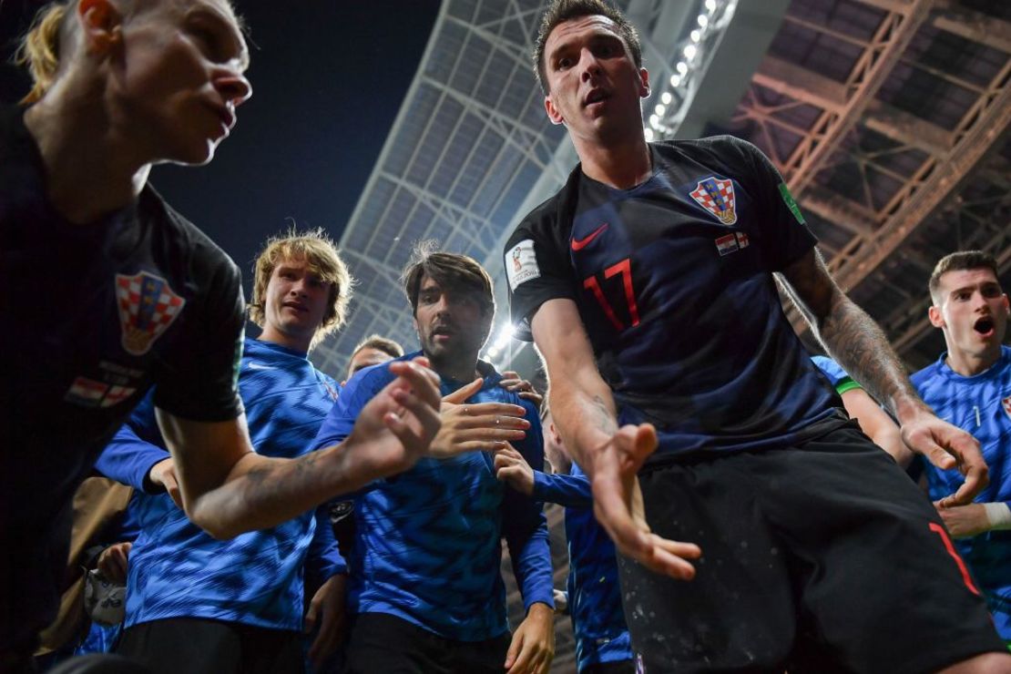 Mandzukic le da la mano a Cortez para ayudarlo a levantarse, después de que la celebración del equipo de Croacia por el gol lo derrumbara.