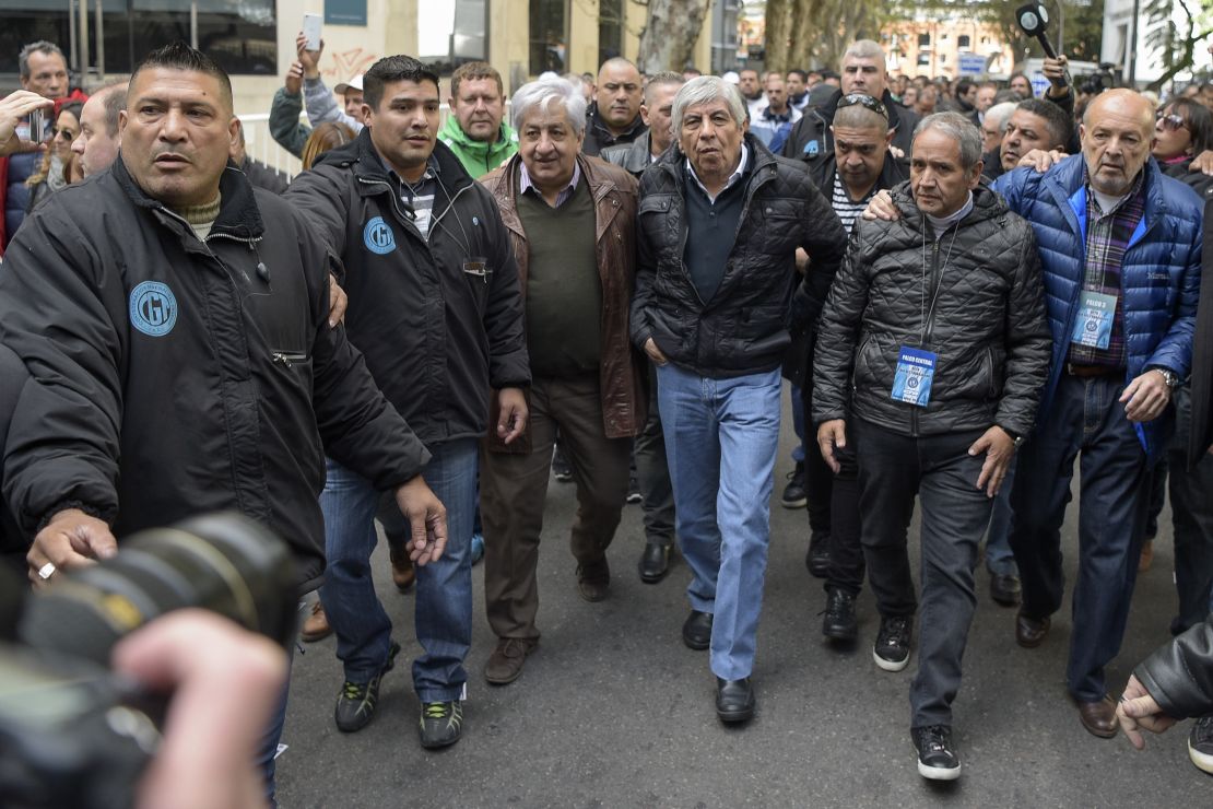 Hugo Moyano, con la mano derecha en el bolsillo, durante una manifestación en 2016.