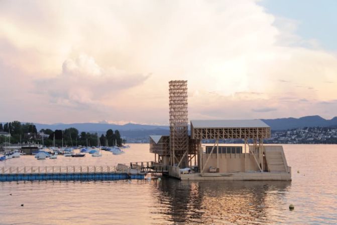 Este edificio flotante de madera es el Pabellón de Reflexiones en Zúrich. Fue parte de Manifesta, una bienal de arte contemporáneo. Foto: Wolfgang Traeger.