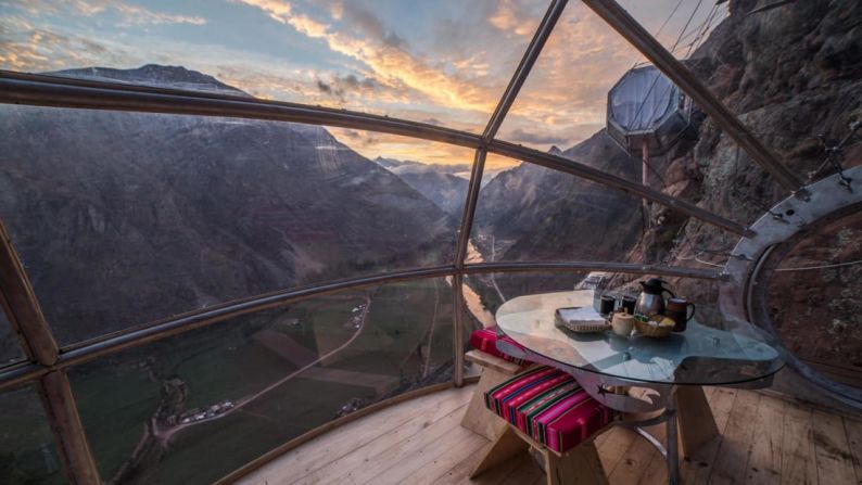 Experiencia atrevida. Los buscadores de aventuras ahora pueden dormir en una cápsula transparente que cuelga sobre la ladera de una montaña peruana, en el espectacular Valle Sagrado de los Incas, en Perú.