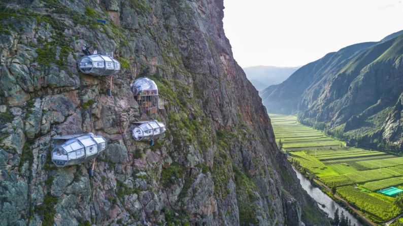 Solo para los cazadores de emociones. Estas increíbles Skylodge Adventure Suites se encuentran situadas al lado de un acantilado. Además, únicamente son accesibles después de escalar 400 metros desde la superficie de la roca o de recorrer un sendero desafiante con una red de tirolesas.