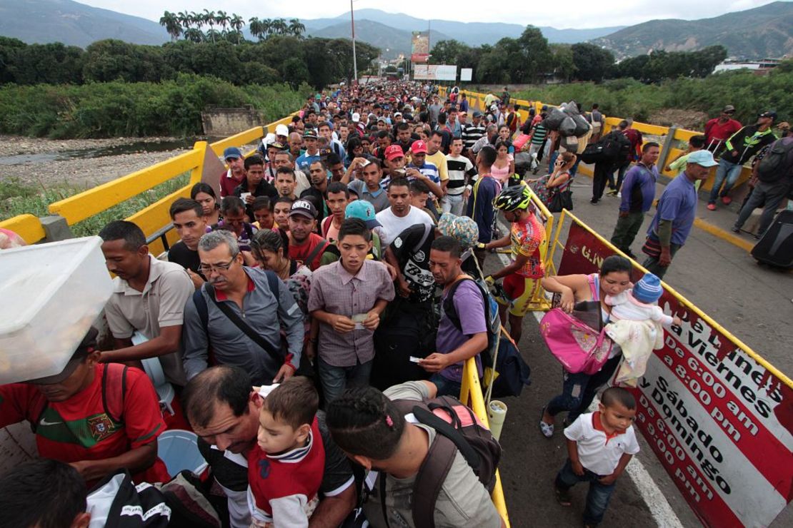 Imagen de archivo. Cientos de inmigrantes venezolanos cruzan el puente internacional Simón Bolívar en San Antonio del Táchira en Venezuela, hacia el departamento de Norte de Santander, el 10 de febrero de 2018.