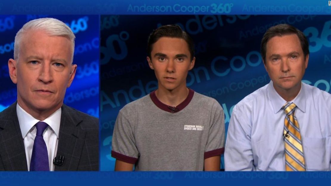 David Hogg, sobreviviente de la masacre de Parkland, Florida, apareció con su padre en AC360 con David Cooper en CNN.