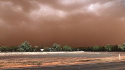 Tormenta de polvo azotó un pueblo de Australia