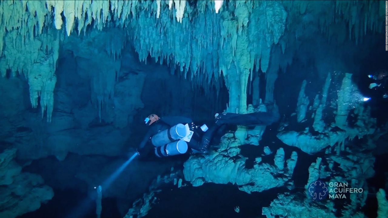 CNNE 500649 - mexico restos humanos arqueologos cueva submarina