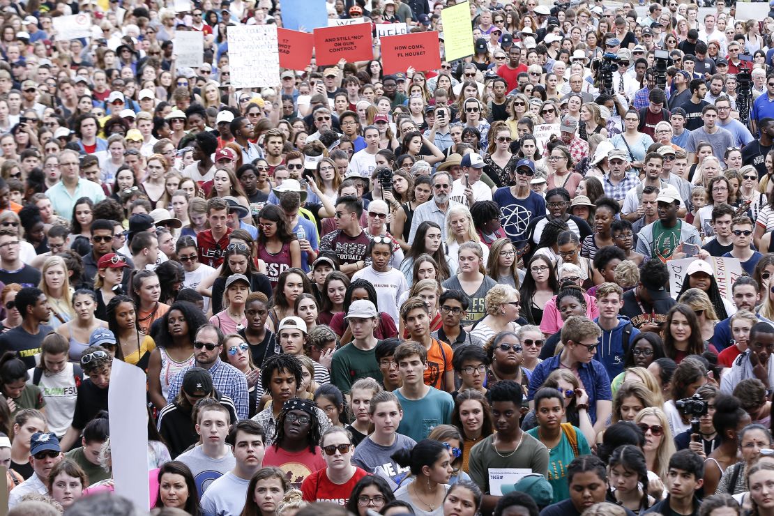 Activistas y estudiantes de la escuela Marjory Stoneman Douglas asisten a una manifestación en el edificio del Capitolio Estatal de Florida para abordar el control de armas, el 21 de febrero de 2018 en Tallahassee, Florida.