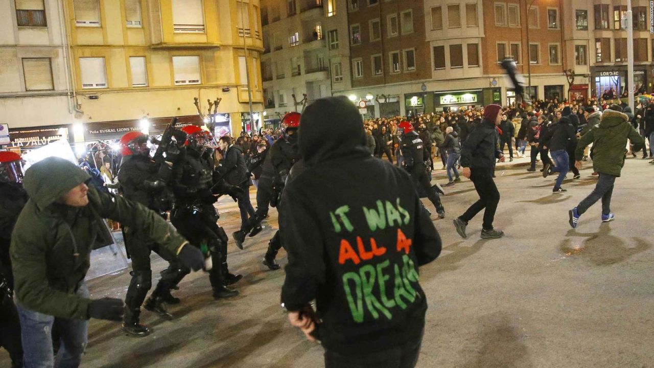 CNNE 501288 - policia muerto bilbao espana hinchas pelea