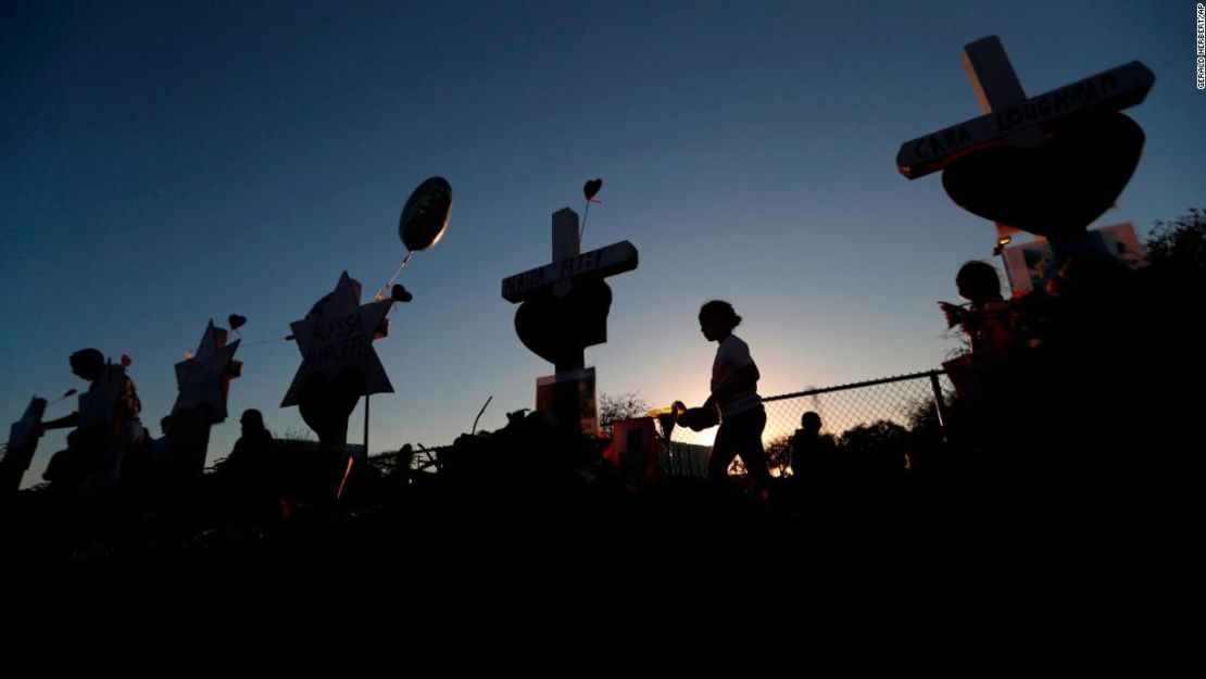 Una persona deja ofrendas frente a la escuela de Parkland, Florida.