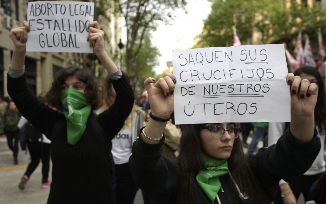 Mujeres sostienen pancartas durante una protesta en Buenos Aires, en septiembre de 2017, que exige la despenalización del aborto en Argentina.