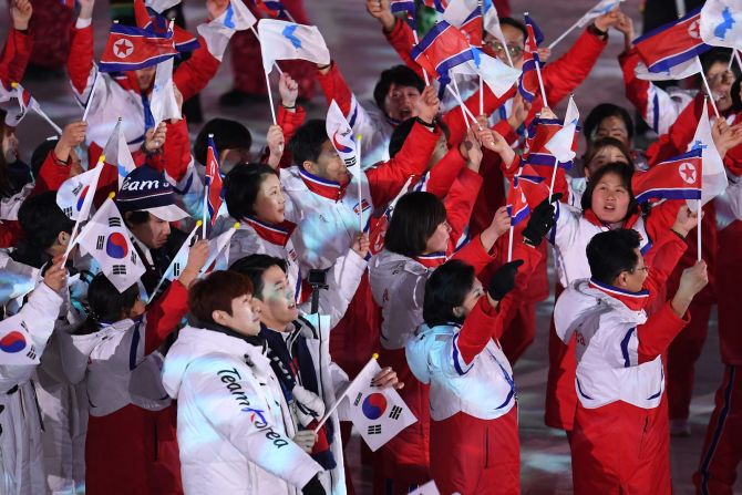 Atletas de Corea del Sur y de Corea del Norte desfilan juntos en la ceremonia de cluasura. David Ramos/Getty Images