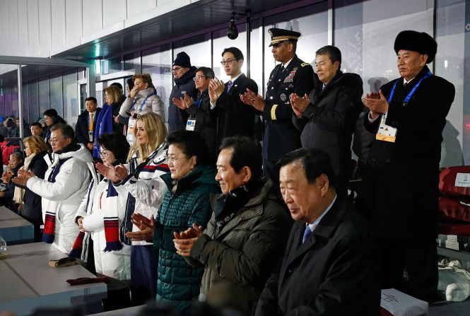 El presidente de Corea del Sur, Moon Jae-in (abajo a la izquierda vestido de blanco), aplaude durante la ceremonia de clausura. Junto a él están su esposa Kim Jong-sook e Ivanka Trump, hija y asesora del presidente de Estados Unidos, Donald Trump. A la derecha arriba está Kim Yong Chol, vicepresidente del Comité Central del Partido de Corea del Norte. Patrick Semansky/Pool/AP