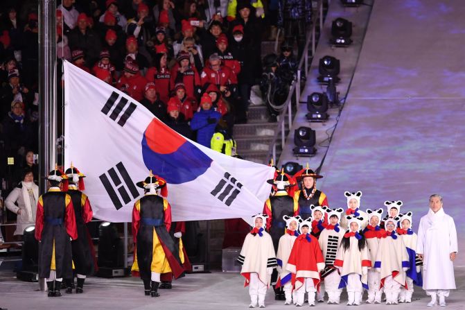 La bandera de Corea del Sur se muestra al inicio de la ceremonia. David Ramos/Getty Images