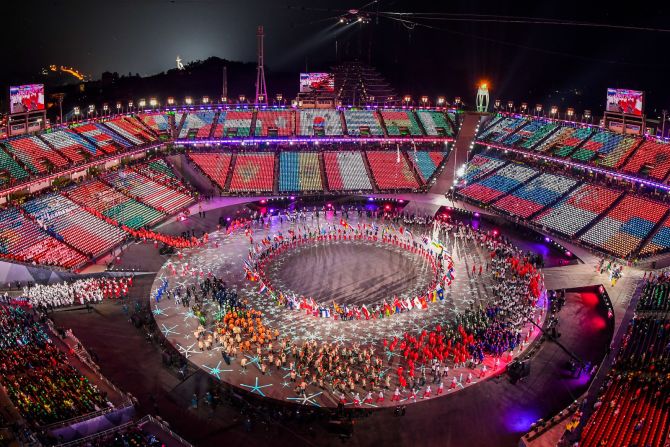 Atletas de varios países desfilan en el estadio. François-Xavier Marit/AFP/Getty Images