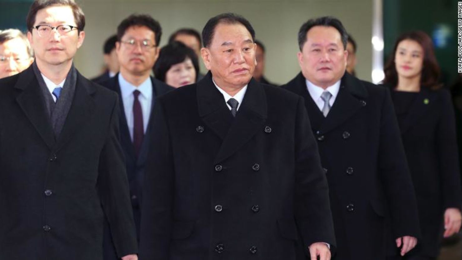 Kim Yong Chol (al centro), encabezó la delegación norcoreana durante la ceremonia de clausura de los Juegos Olímpicos de Invierno.