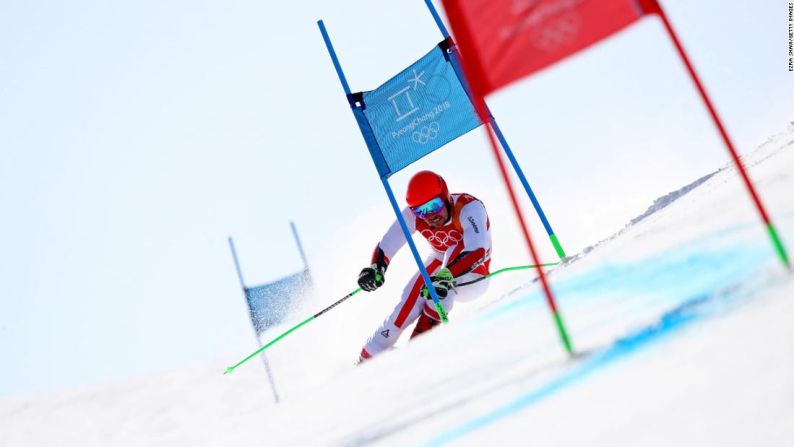 La superestrella austriaca Marcel Hirscher ganó su primer oro olímpico en Combinado alpino. Luego ganó el segundo, en la competición de Slalom gigante. El deportista de 28 años perdió una tercera opción, después de chocar en el Slalom masculino.