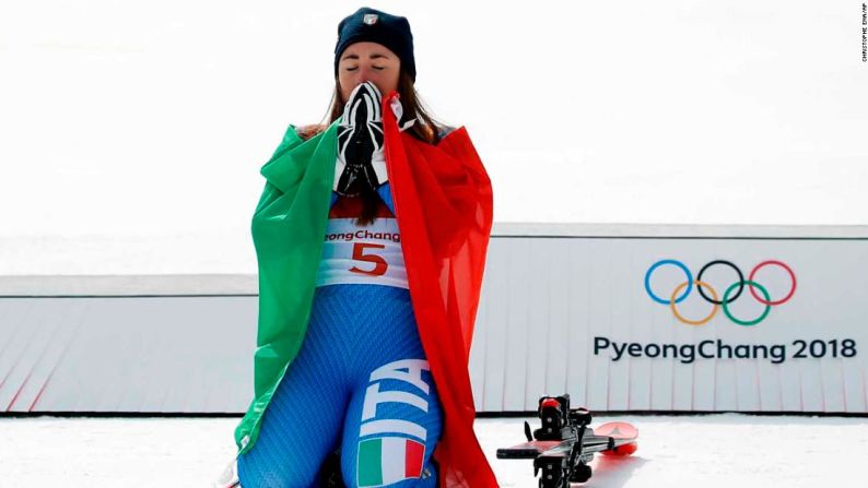 Fue la italiana Sofia Goggia, quien actualmente lidera la clasificación de descenso a nivel mundial, la que superó a Lindsey Vonn y se quedó con la de oro. La deportista de 25 años se convirtió en la primera italiana en ganar el oro en este tipo de competencias.