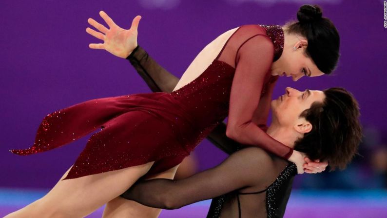 El dúo canadiense de patinaje artístico, Tessa Virtue y Scott Moir, ganó el oro con su deslumbrante interpretación de la banda sonora de Moulin Rouge en la final de esta disciplina. La pasión que demostraban y la química entre ambos hicieron que en internet se rindieran a sus pies. Los fanáticos no podían creer que su relación no fuera más que para la competencia.